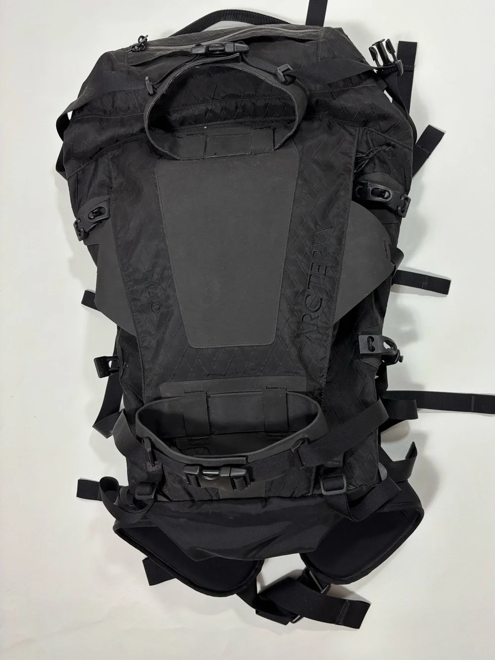 Arc'teryx M40 Black Men's Technical Pack with Adjustable Straps